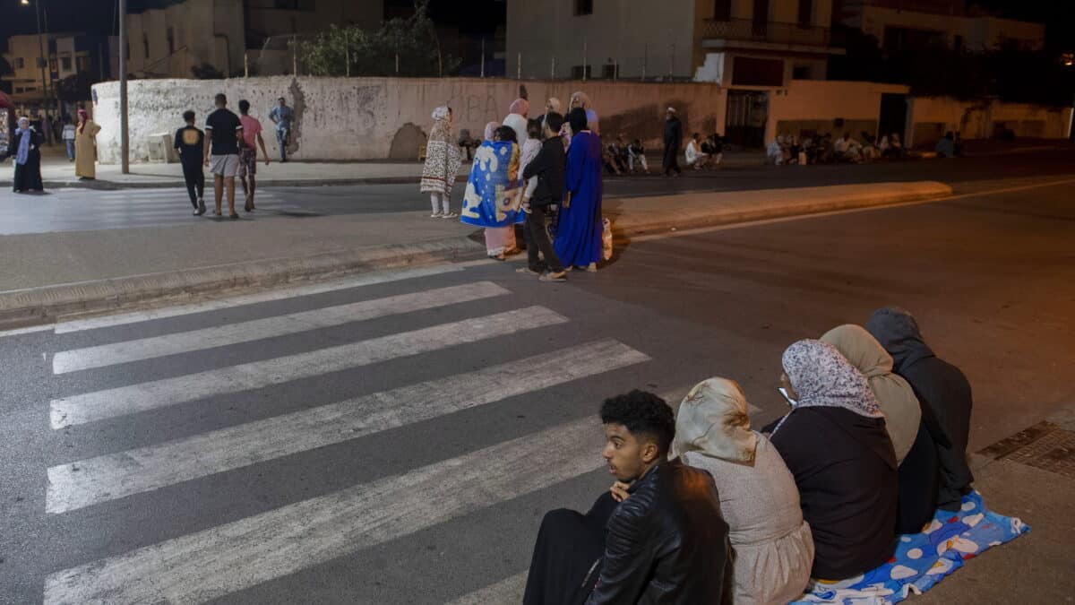 La gente busca seguridad afuera después de un terremoto en Rabat, Marruecos, 08 de septiembre de 2023