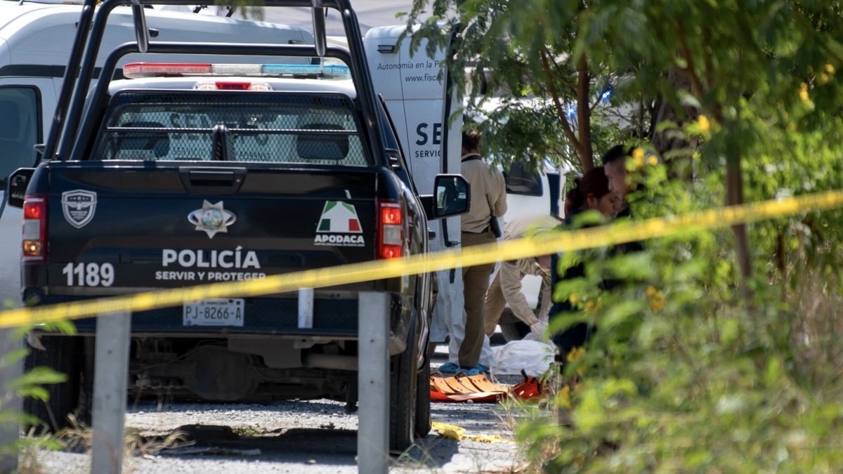Peritos forenses de la fiscalía de el estado de Nuevo León trabajan en la zona donde aparecieron restos humanos, hoy en el municipio de San Nicolás el estado de Nuevo León (México).