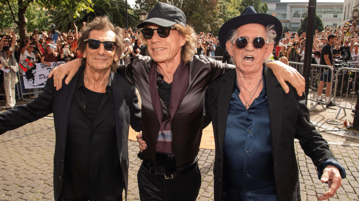 Mick Jagger, Keith Richards y Ronnie Wood, esta tarde a su llegada al teatro Hackney Empire de Londres, donde presentaron el adelanto de su nuevo álbum.