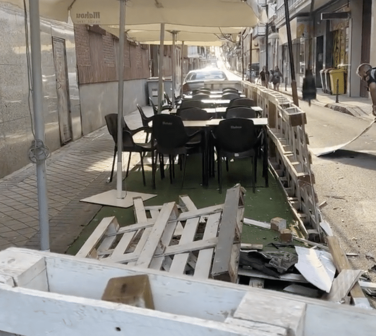 Un coche pierde el control y arrolla a varias personas en la terraza de un bar en Madrid