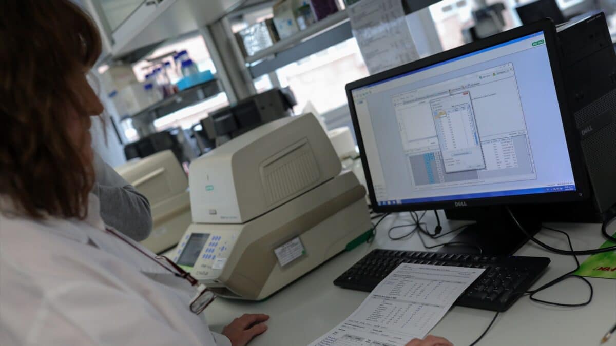 Una trabajadora con un ordenador en el Centro Nacional de Microbiología, en Majadahonda, Madrid.