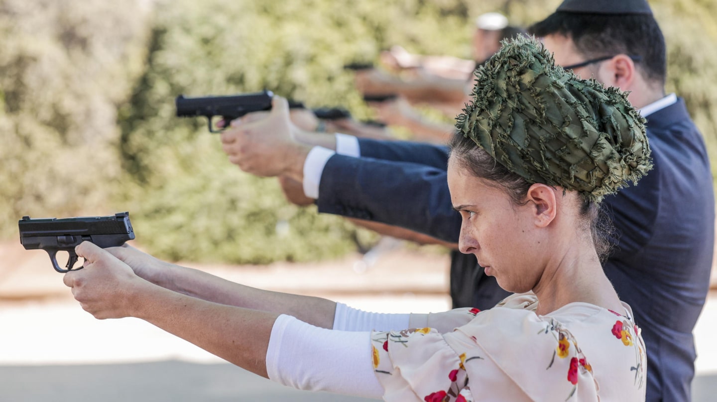 Una mujer practica en la zona de tiro de Caliber 3, una academia antiterrorista que da entrenamiento tanto a fuerzas de seguridad como a civiles, durante el curso básico que recibe para el manejo del arma que acaba de adquirir