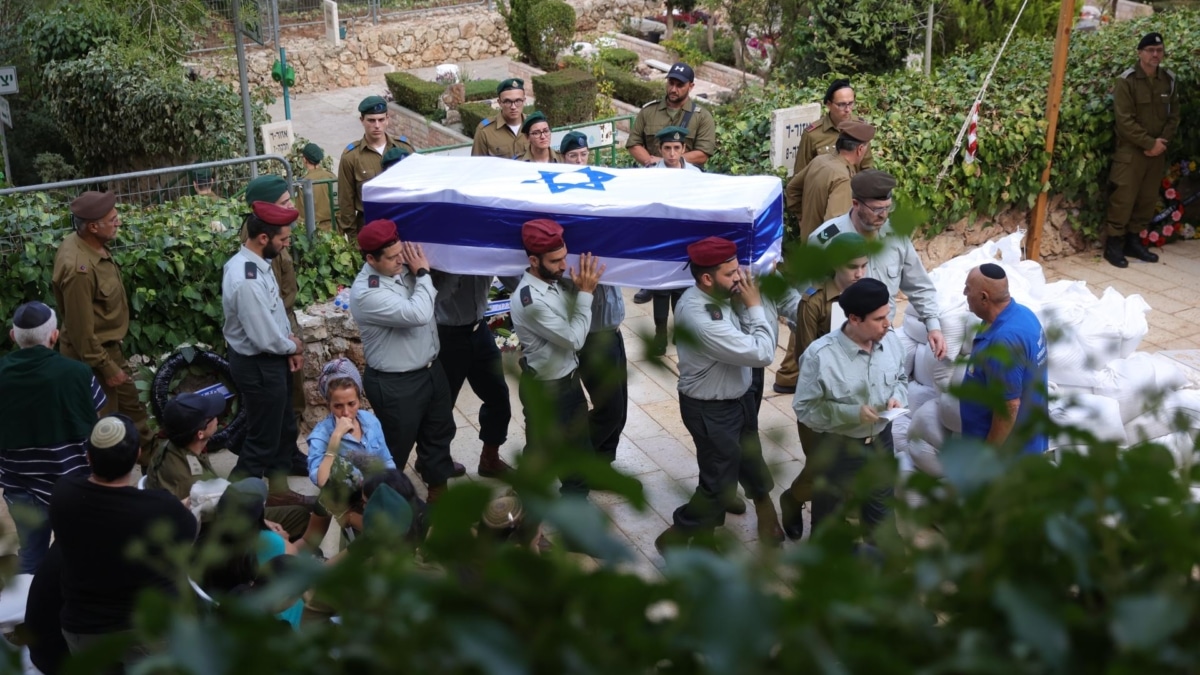 Soldados israelíes transportan el ataúd del camarada Tal Cohen durante su funeral en Jerusalén.