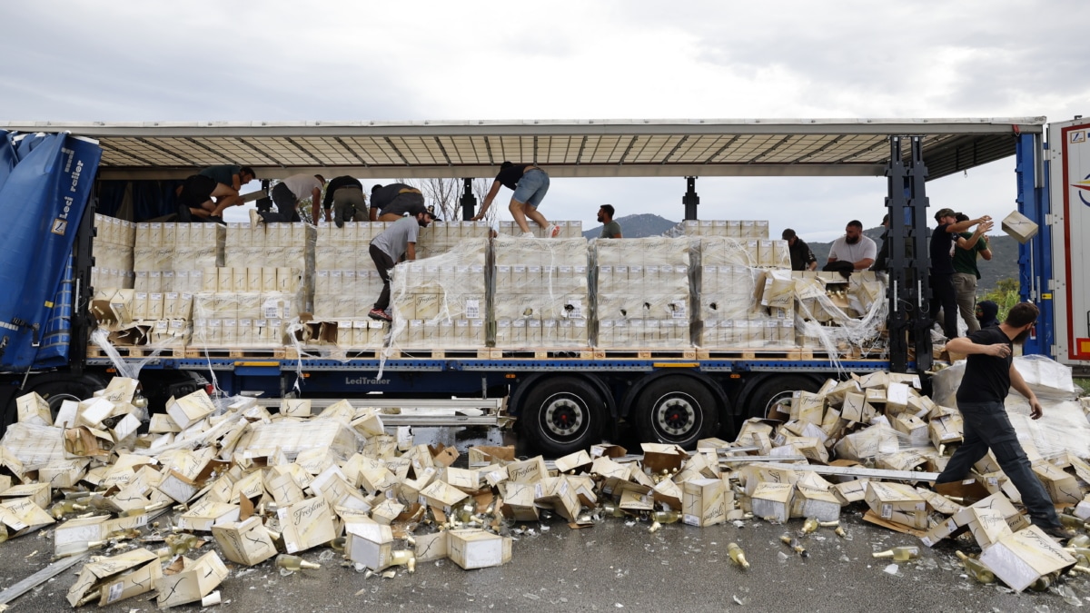 Transportistas y agricultores exigen al Gobierno que les defienda del sabotaje francés: "Llevamos 50 años así"