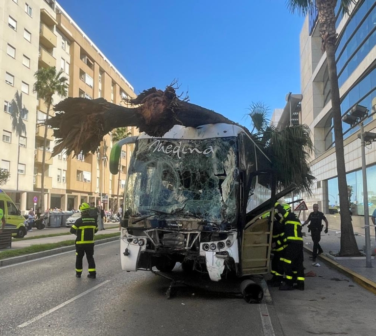 Un autobús pierde el control y atropella a varias personas y deja al menos tres fallecidos en la entrada de Cádiz