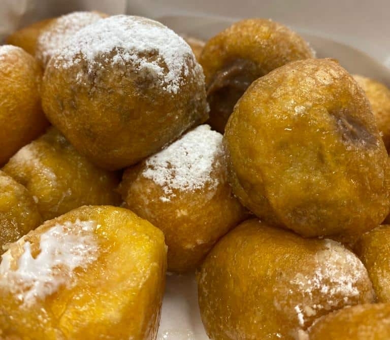 Los buñuelos de viento de Todos los Santos, más caros que nunca: "Si no subimos el precio nos arruinamos"