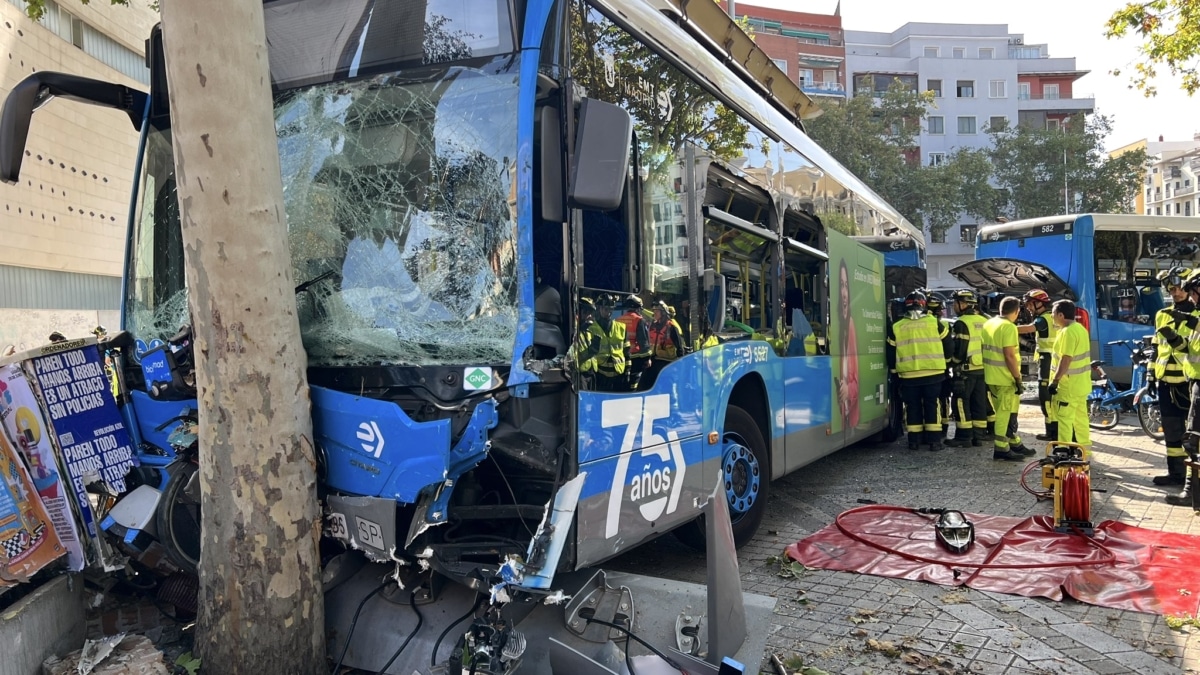Un conductor de autobús ha sufrido una indisposición médica y ha chocado contra otro autobús y un árbol