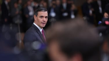Sánchez busca afrontar el tirón final de la negociación con Junts con el apoyo cerrado del PSOE y la sola crítica de Page