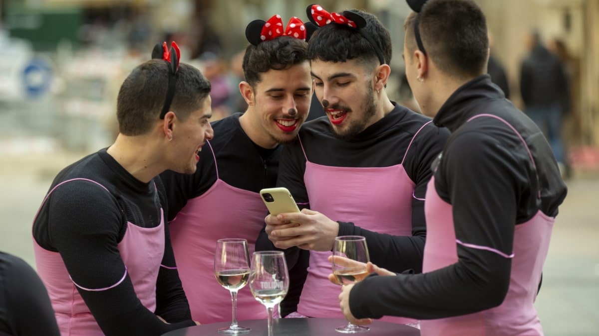 Imagen de archivo de un grupo de amigos en una despedida de soltero en Vitoria