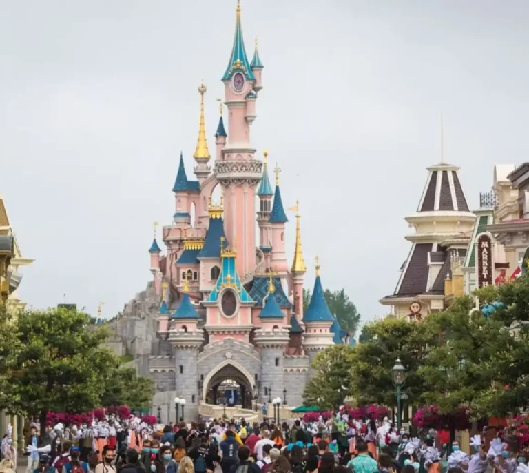 Un tren que llevaba eurodiputados a Estrasburgo acaba por error en Disneyland París