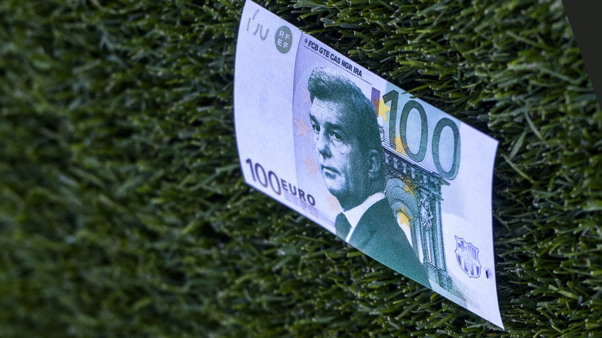 Un billete falso lanzado en un partido de fútbol por el caso Negreira