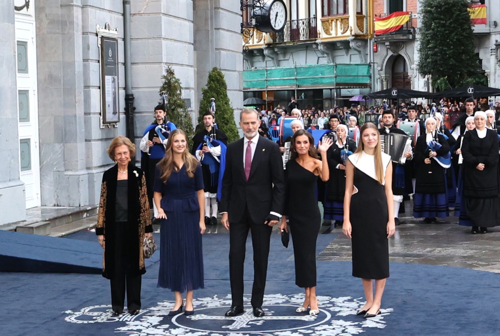 La reina Sofía, la princesa Leonor, el rey Felipe, la reina Letizia y la infanta Sofía a su llegada a la entrega de los ‘Premios Princesa de Asturias 2023'. 