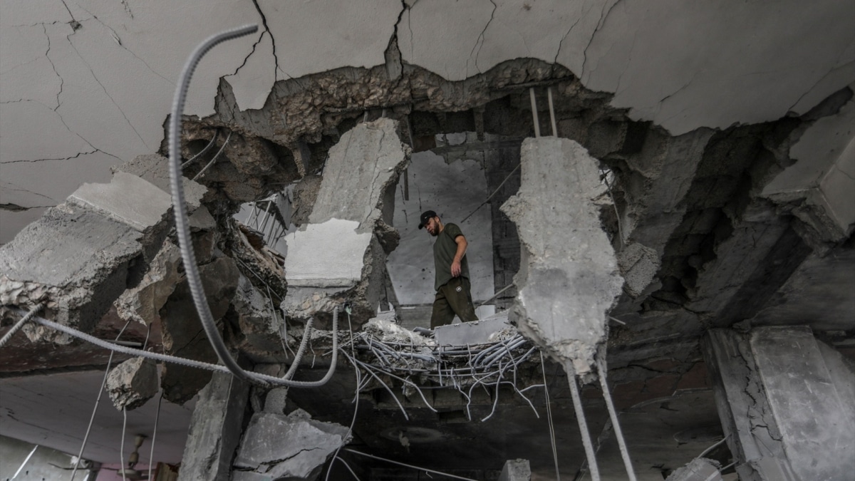Un hombre inspecciona una casa destruida por una bomba en el sur de la Franja de Gaza.