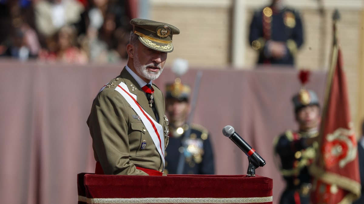 El rey Felipe VI pronuncia un discurso durante la ceremonia oficial en la que la princesa de Asturias, Leonor, ha jurado bandera