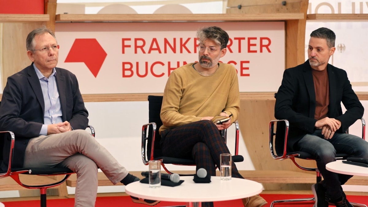 Los escritores Doron Rabinovici y Tomer Dotan-Dreyfus y el director del Centro Ana Frank de Berlín, Meron Mendel, durante su encuentro en la Feria de Fráncfort.