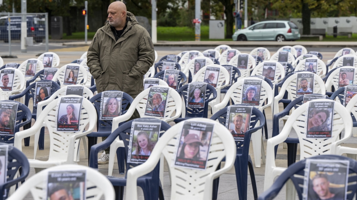 Doscientas sillas con retratos de rehenes secuestrados por militantes de Hamas durante los ataques del 7 de octubre