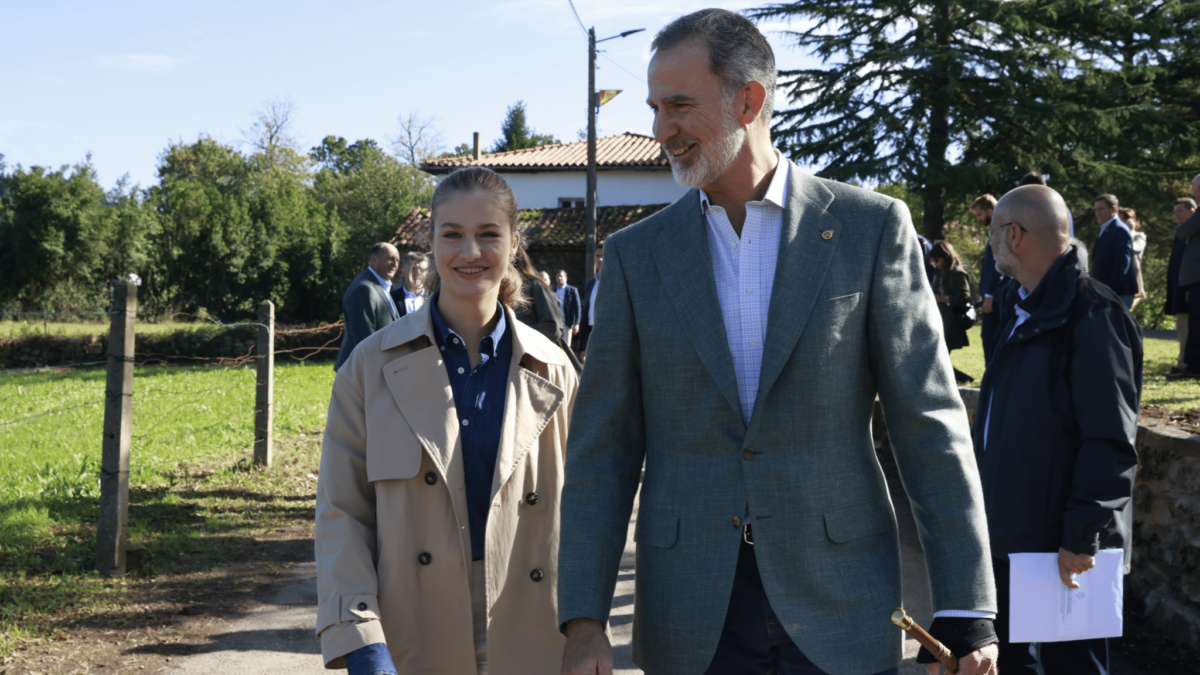 El rey Felipe y la princesa Leonor caminan por Arroes (Asturias)