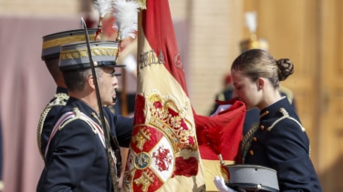 La princesa Leonor besa la bandera tras su jura ante la mirada de emoción de Felipe VI y Letizia