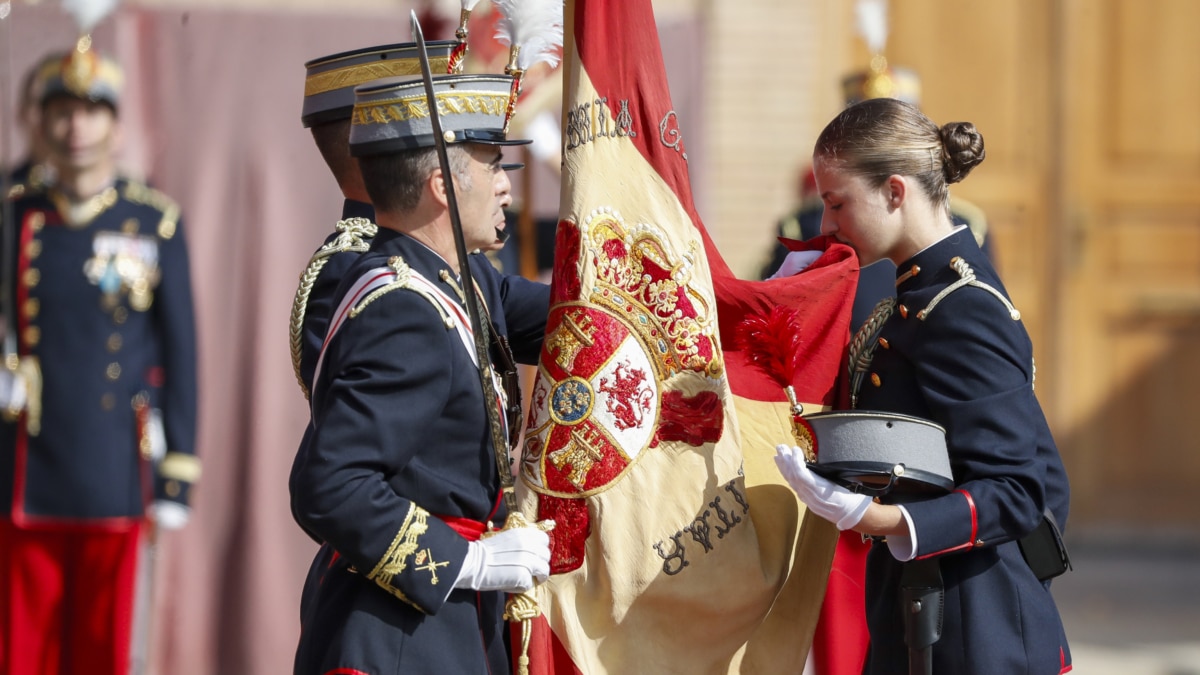 La princesa de Asturias, Leonor de Borbón, el 7 de octubre de 2023, juró bandera junto al resto de los cadetes de su curso, en una ceremonia oficial celebrada en la Academia Militar de Zaragoza