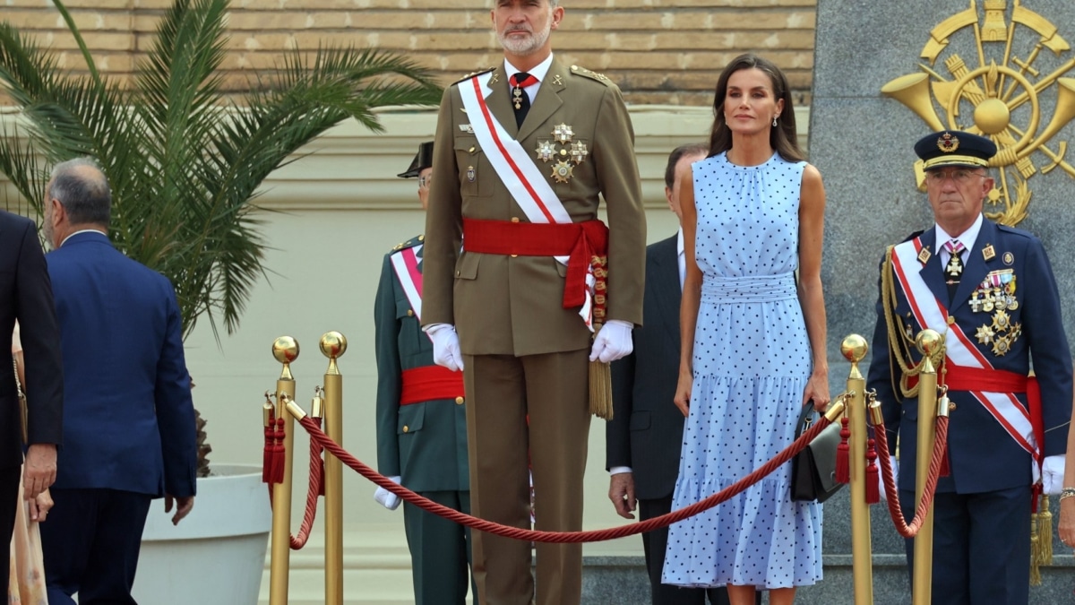 Felipe VI y Letizia en la jura de bandera