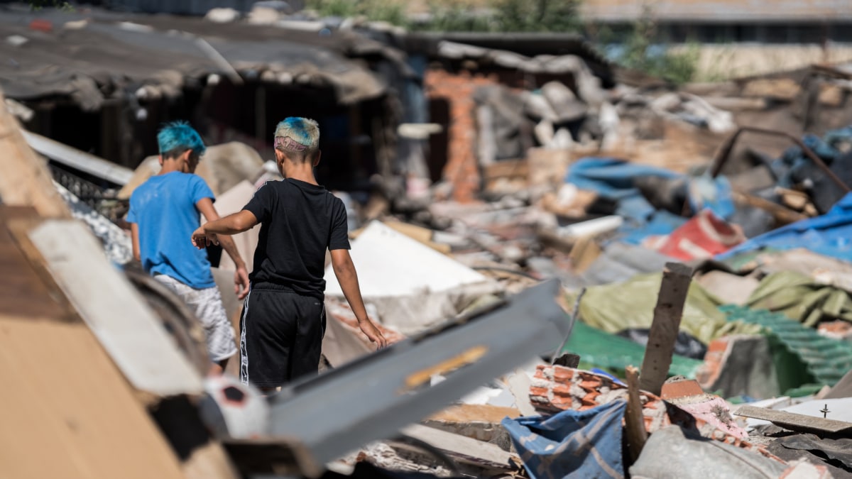 Niños residentes en el sector seis de la Cañada Real Galiana caminan por los escombros tras una redada