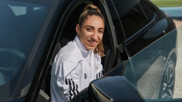 Las diferencias entre los coches de los futbolistas y las futbolistas del Real Madrid