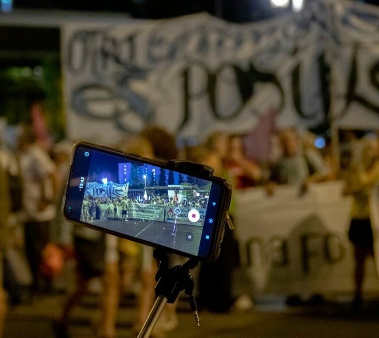 "Granada no es una foto": cuando la ciudadanía se harta de ser "un fondo de pantalla"