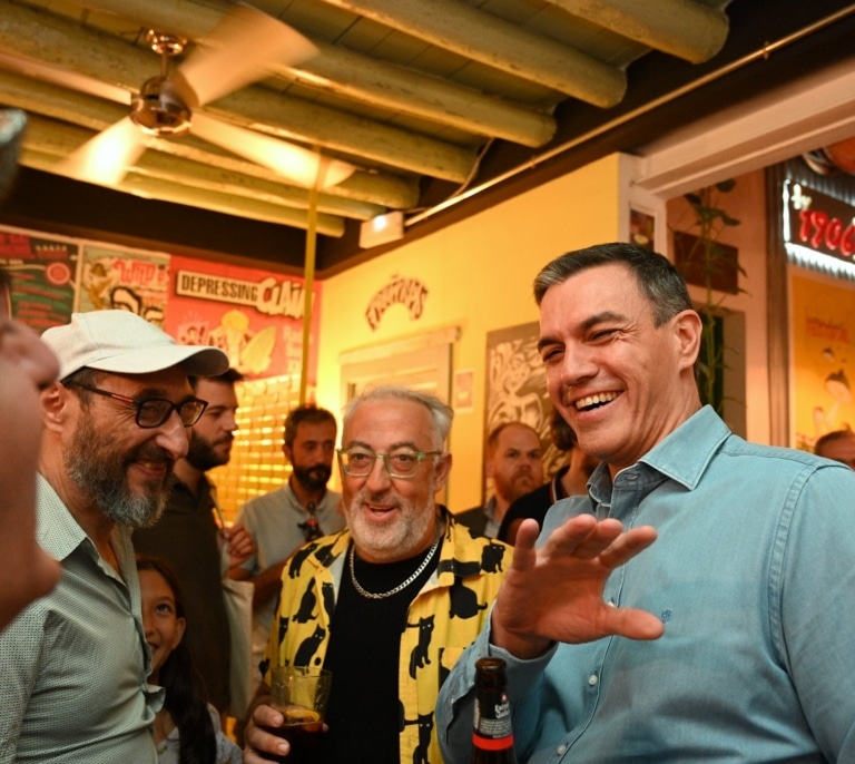 La noche de Pedro Sánchez en el Lemon Rock de Granada con Miguel Ríos y Los Planetas