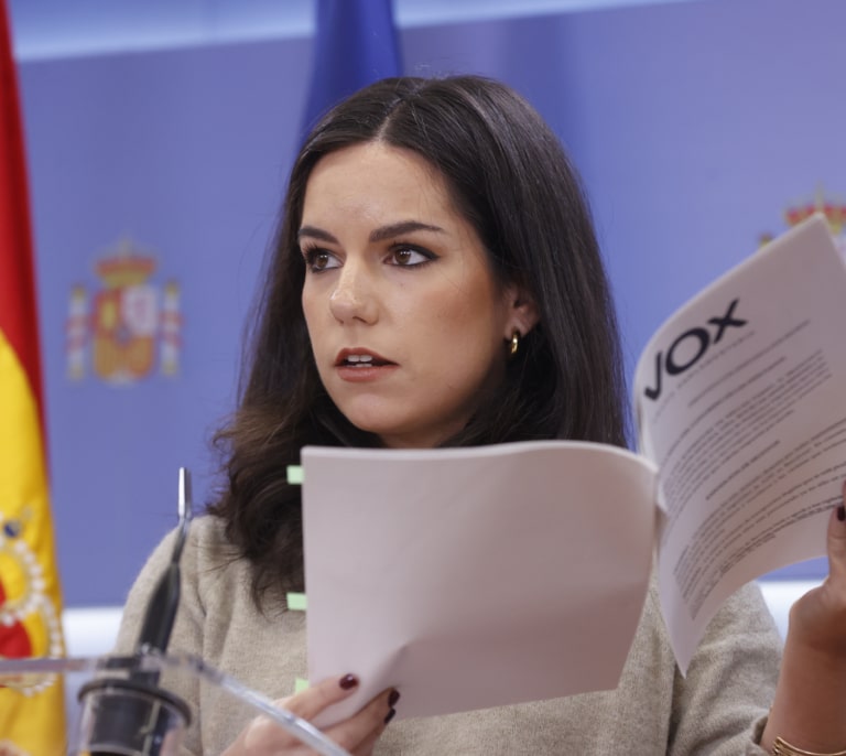 Vox tacha de "puro maquillaje" la reducción de la jornada laboral pactada por el PSOE y Sumar