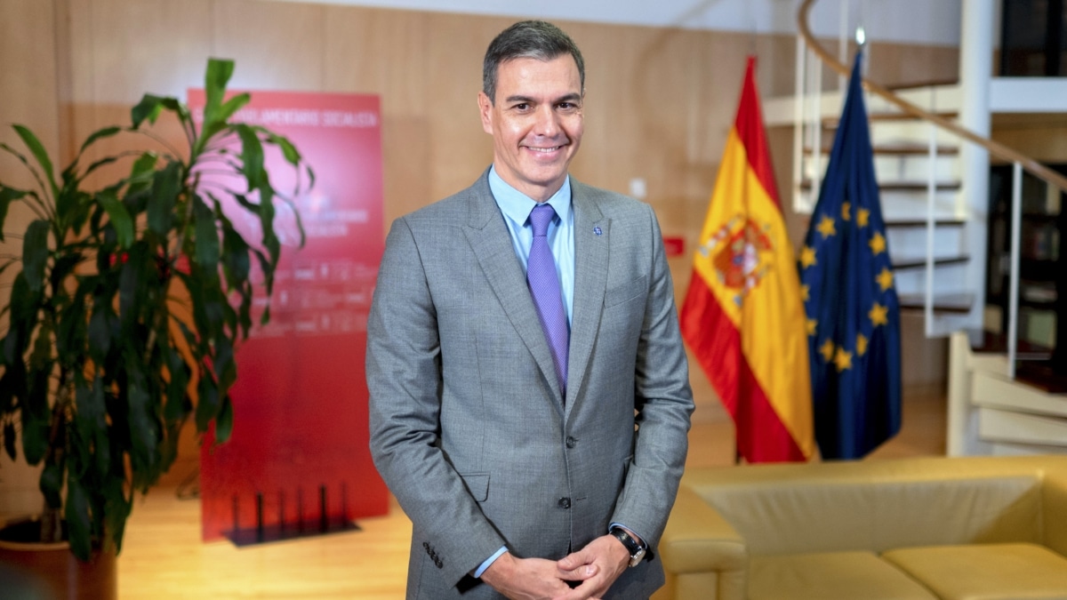 El presidente del Gobierno en funciones, Pedro Sánchez, posa para recibir al diputado de BNG durante su ronda de contactos, a 10 de octubre de 2023, en Madrid (España).
