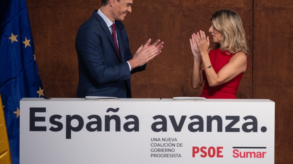 Yolanda Díaz asume como propio un lema del PSOE para firmar el pacto de coalición