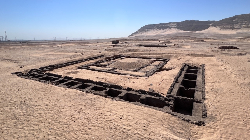 El complejo funerario de la reina Meret-Neith de la Dinastía I en Abydos durante las excavaciones. La tumba principal de la reina, en el centro, está rodeada de enterramientos secundarios de sus cortesanos y sirvientes