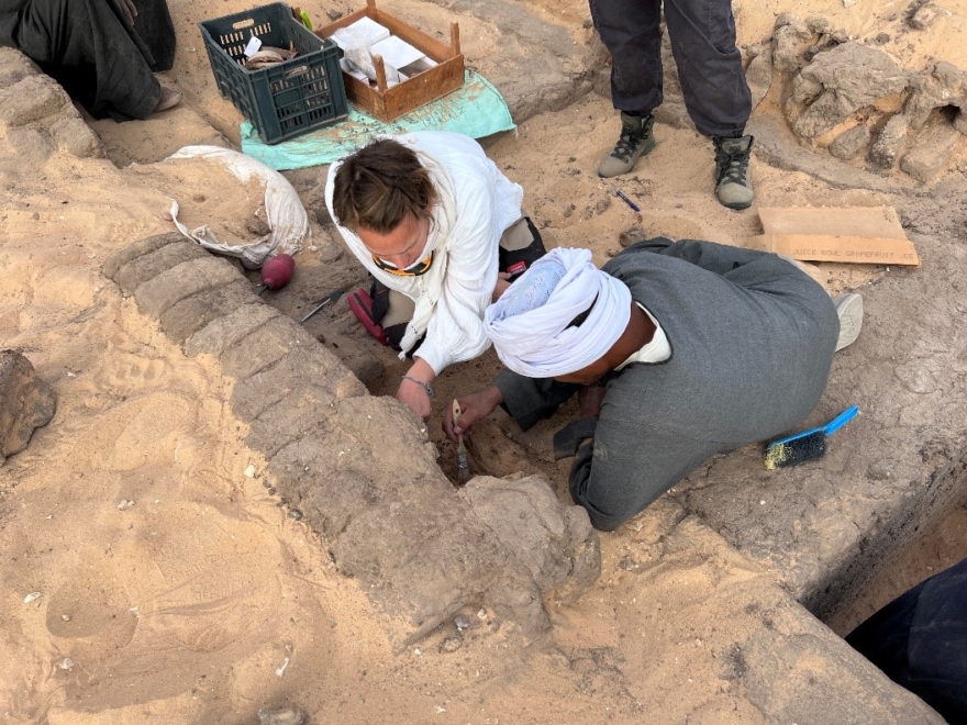Arqueólogos trabajan en el complejo funerario de la reina Meret-Neith de la Dinastía I en Abydos.