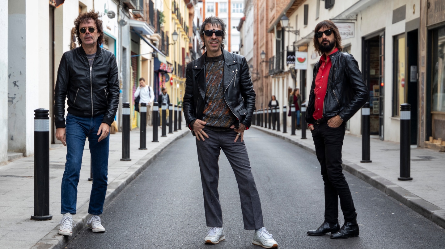 De izquierda a derecha: Jes, Marc y Axel (Sidonie) posan en una calle de Madrid.