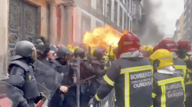 Los bomberos de Orense se enfrentan a los antidisturbios de la Policía con un lanzallamas