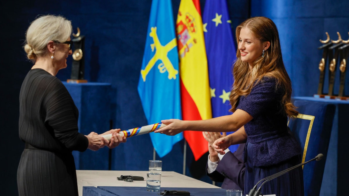 Leonor, con el dos piezas de Moisés Nieto, entrega el premio Princesa de Asturias a Meryl Streep ayer en el Campoamor.