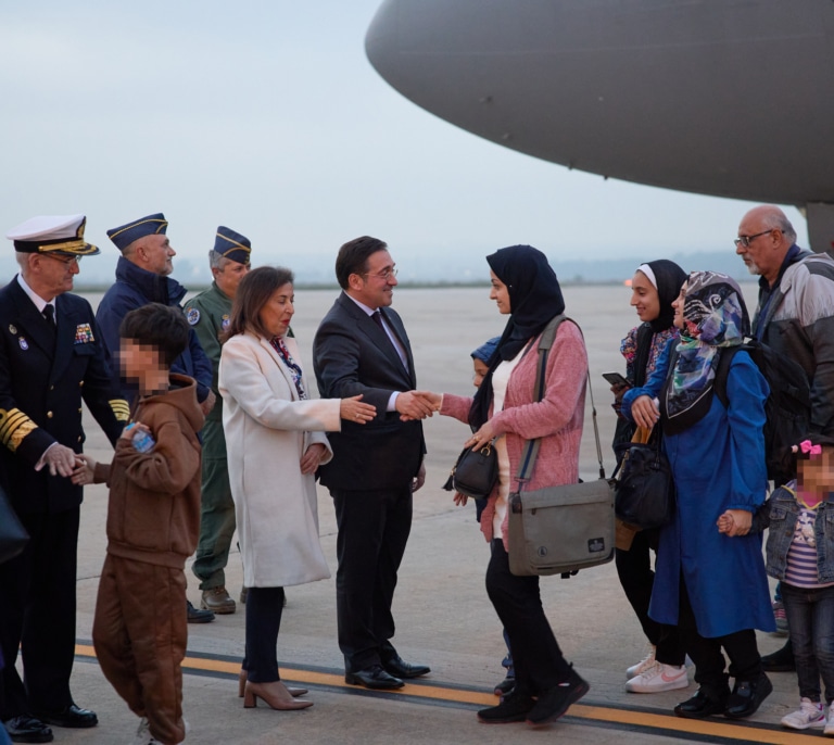 Llegan 139 españoles evacuados de Gaza a la base de Torrejón