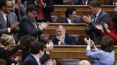 Lanzan un huevo al diputado socialista Herminio Sancho mientras desayunaba cerca del Congreso