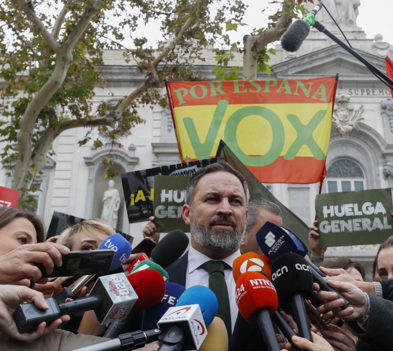 Vox extiende su querella en el Supremo contra Sánchez a Puigdemont, Junts y el PSOE