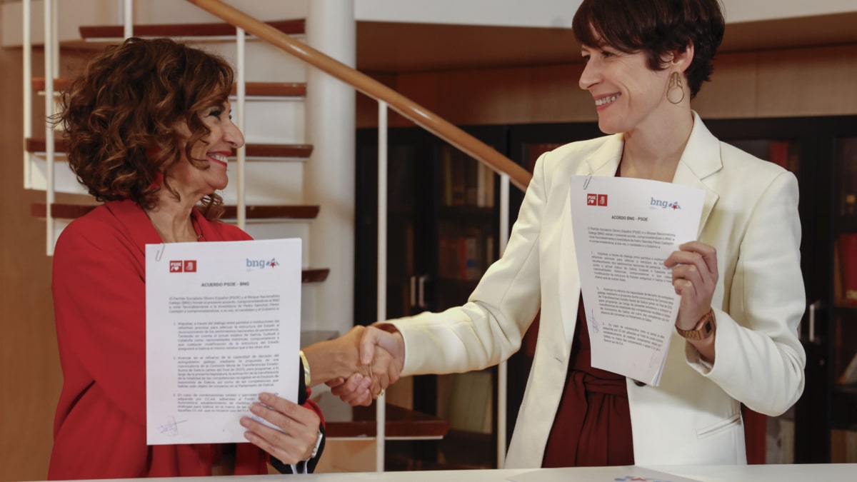 La vicesecretaria general del PSOE y ministra de Hacienda en funciones, María Jesús Montero (i), y la portavoz nacional del BNG, Ana Pontón (d), firman el acuerdo de investidura entre BNG-PSOE, este lunes en el Congreso de los Diputados.