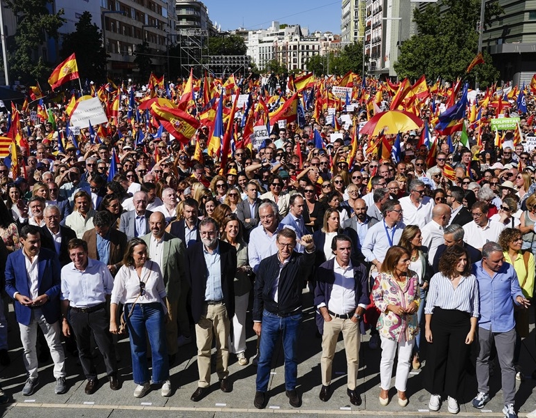 "No nos ponemos de rodillas. España no se rinde": el manifiesto del PP contra la amnistía