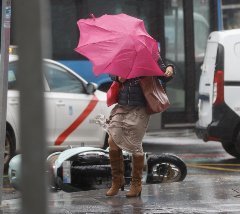 La nueva borrasca 'Herminia' trae este domingo un potente temporal de lluvias y viento en gran parte de España