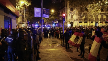 Rosarios, insultos al Rey, Sánchez y Otegi y rodeados por la Policía, así ha sido la décima noche de protestas