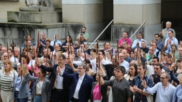 La defensa del euskera del PNV: contra los jueces, en la pancarta con Bildu y enfrentado al PSE