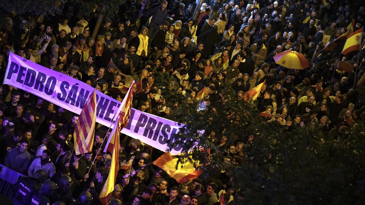 Decenas de personas protestan en la sede del PSOE (calle Ferraz de Madrid), a 3 de noviembre de 2023