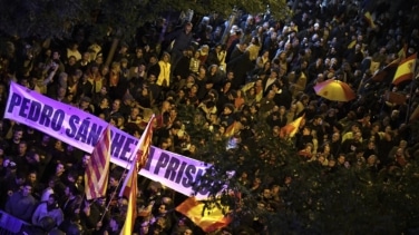 Miles de personas se manifiestan en la sede del PSOE por la ley de amnistía