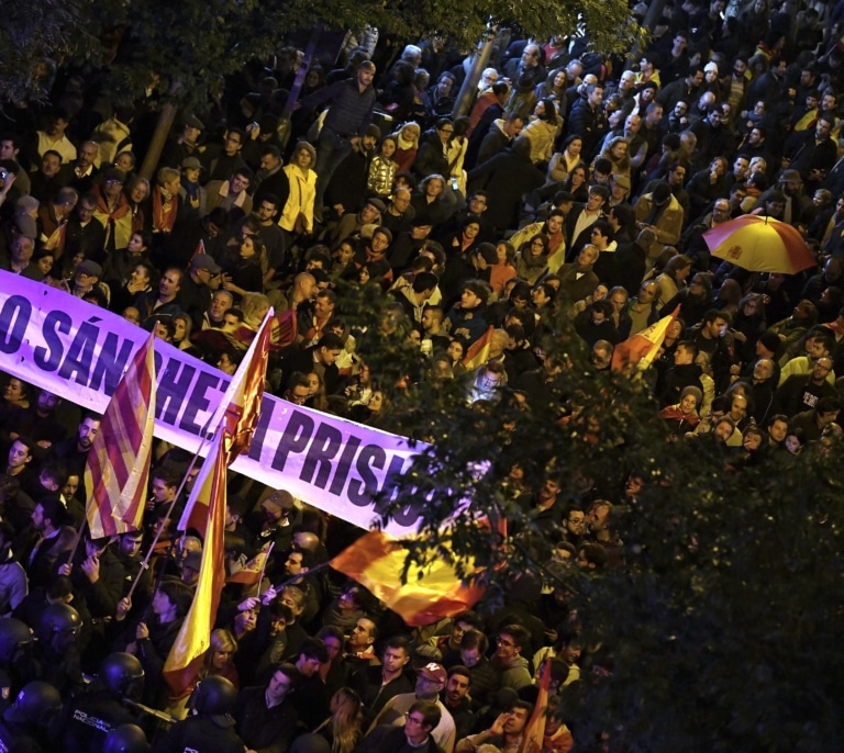 Miles de personas se manifiestan en la sede del PSOE por la ley de amnistía