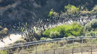 Intento de salto masivo y violento en la valla de Ceuta