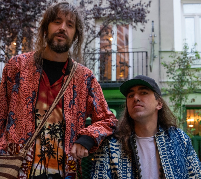 Crystal Fighters: "Gracias a la IA la música genérica que suena en las radiofórmulas la harán las máquinas"