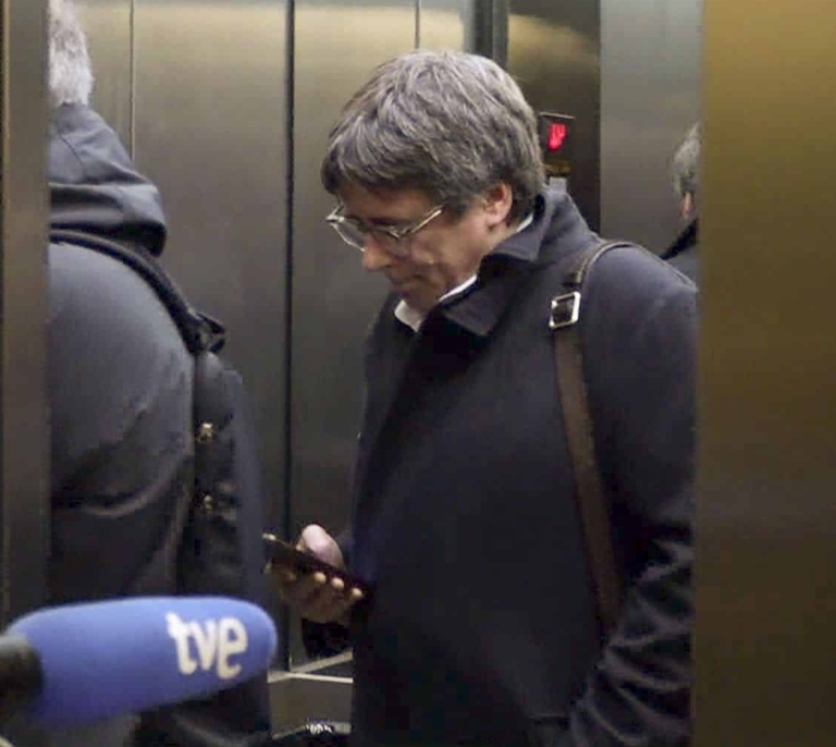 El calvario inesperado de Puigdemont complica el plan inicial del PSOE de ir a la investidura la próxima semana